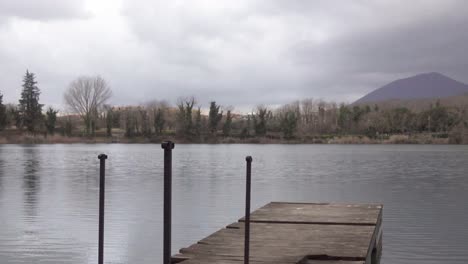 Italia,-Lago-En-Un-Día-Lluvioso-Foto-De-Muelle