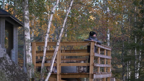joven excursionista en el lugar de descanso del camping disfrutando de la vista otoñal