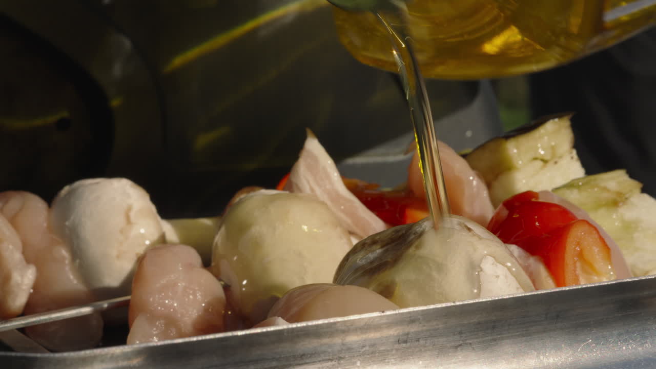 올리브 오일은 여름 bbq를 위해 shashlik 고기와 채소 케에 뿌려집니다.