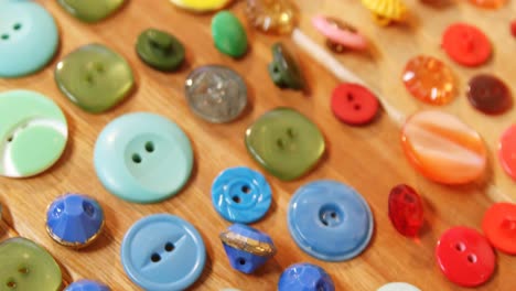 primer plano de varios botones de colores