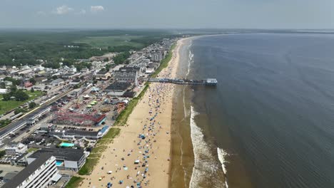 Toma-Aérea-De-La-Antigua-Playa-De-Orchard-Llena-De-Gente-Durante-Las-Vacaciones-De-Primavera-En-Maine.