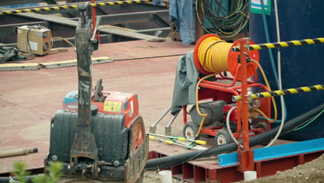 máquinas y equipos industriales en un sitio de construcción en seúl, corea del sur