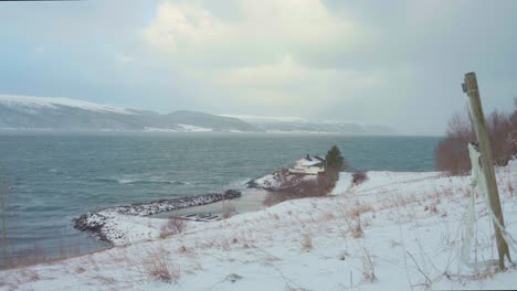 Pequeña-Casa-Ubicada-Junto-A-La-Costa-En-Indre-Fosen,-Noruega---Plano-General