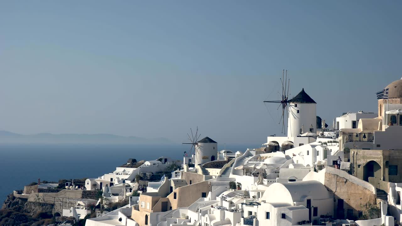pan de casas y molinos de viento en oia en santorini