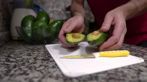 Frische-Zutaten:-Männliche-Hände-Zeigen-Eine-Bio-Avocado-In-Der-Küche