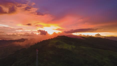 hiperlapso aéreo sobre los densos bosques tropicales de costa rica, amanecer y niebla