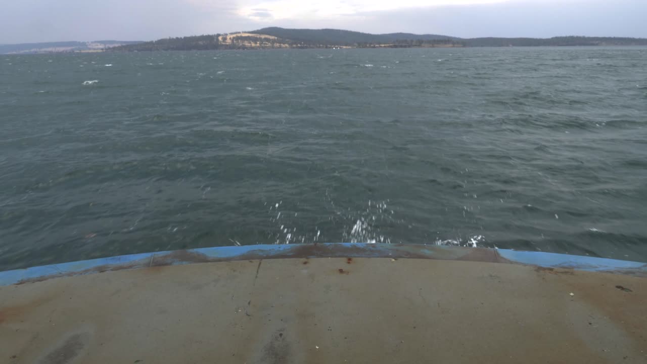 바다 스프레이, 브루니 섬, 태즈메이니아, 호주와 함께 페리의 뱃머리 위로 산과 배경을 드러내기 위해 위로 이동