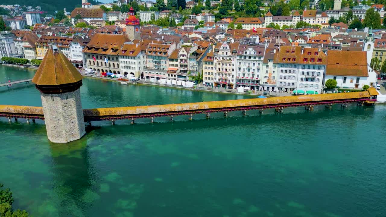 스위스 루체른의 reuss 강에 있는 사당, seebrücke, rathaussteg, geissmattbrücke 다리의 4k 드론 비디오