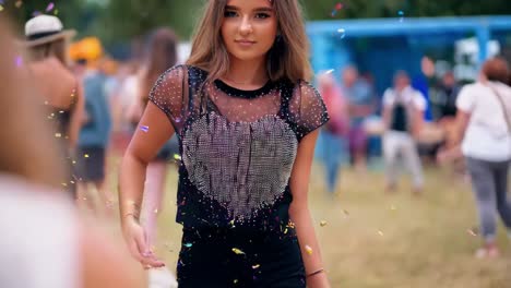 joven en un festival de música
