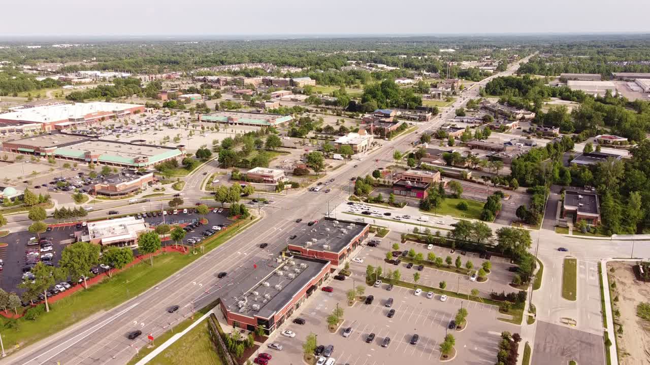 panorama de tráfico ligero en novi road en el centro de michigan en estados unidos