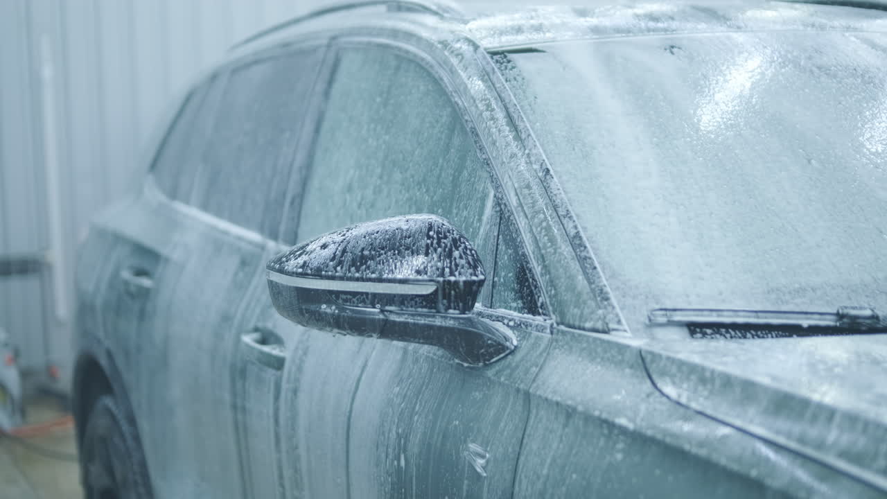 Auto lavata con la schiuma