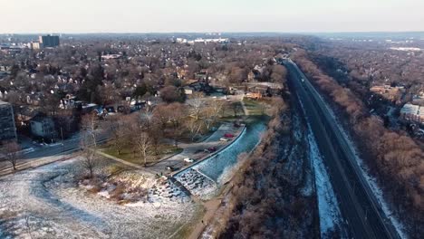 Luftaufnahme-Eines-Berges-Neben-Einer-Autobahn-Im-Winter