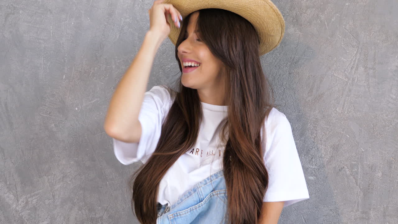 모자 와 젠민 오버롤 을 입은 여자