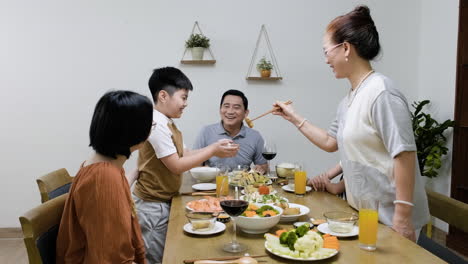점심을 먹고 있는 아시아 가족.