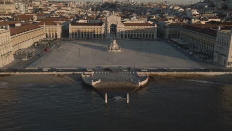 Imágenes-Aéreas-De-Drones-De-La-Plaza-De-Praca-Do-Comercio-En-Lisboa,-Portugal,-Filmadas-Durante-La-Puesta-De-Sol