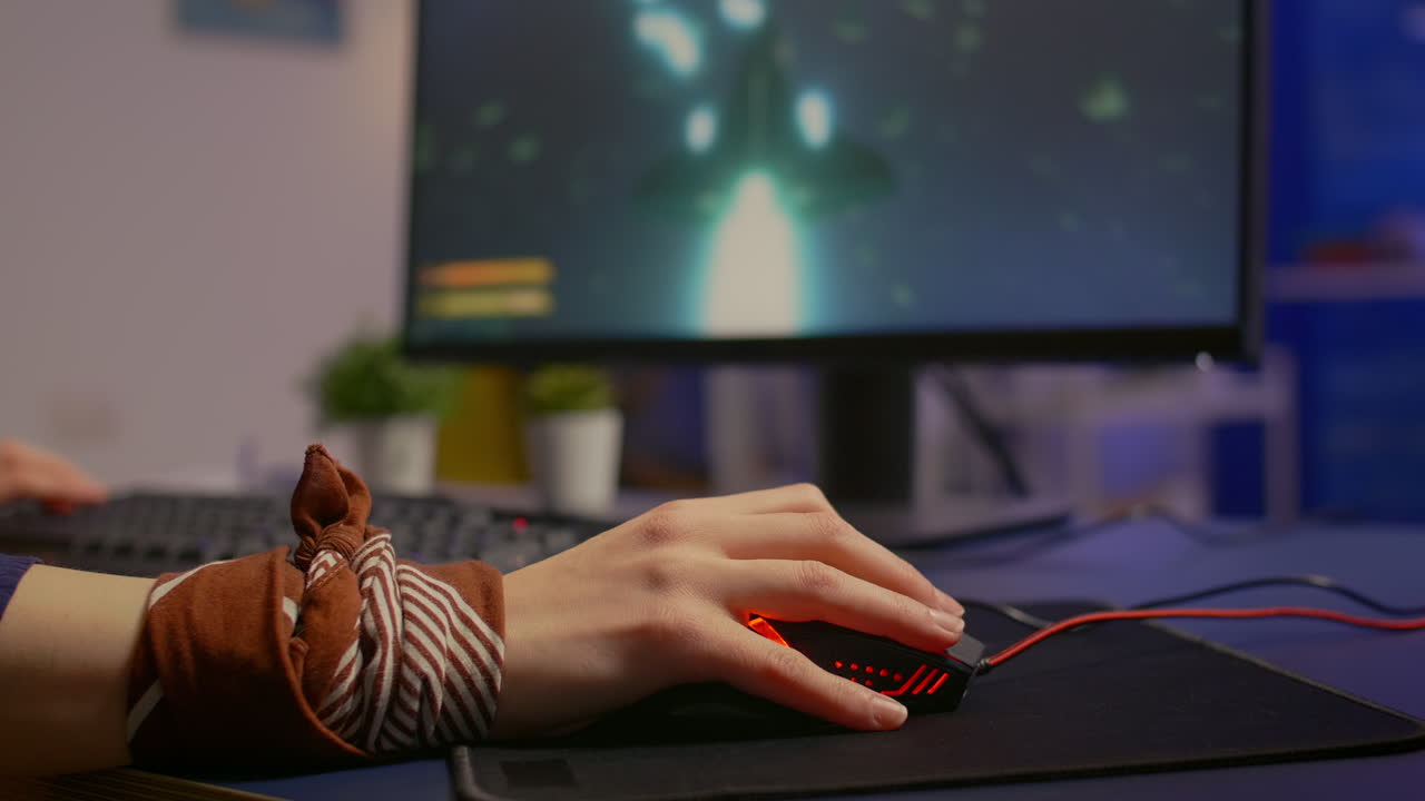 primo piano di un mouse professionista in uno studio di gioco domestico