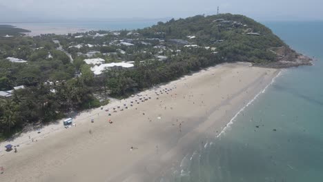 Turistas-Disfrutando-En-La-Playa-De-Cuatro-Millas-Cerca-Del-Promontorio-En-Port-Douglas,-Extremo-Norte-De-Queensland,-Australia