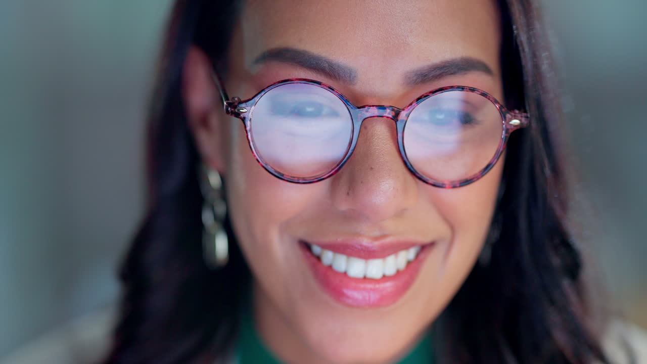 computadora, gafas y mujer de negocios en la oficina