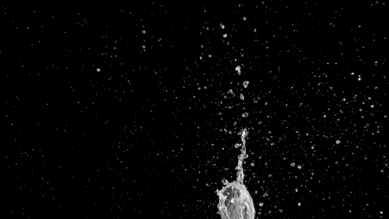 Acqua che si agita su sfondo nero.