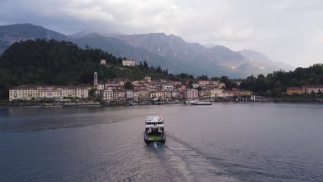 Transbordador-De-Pasajeros-Que-Viaja-A-La-Ciudad-De-Bellagio-En-El-Lago-De-Como,-Italia,-Antena