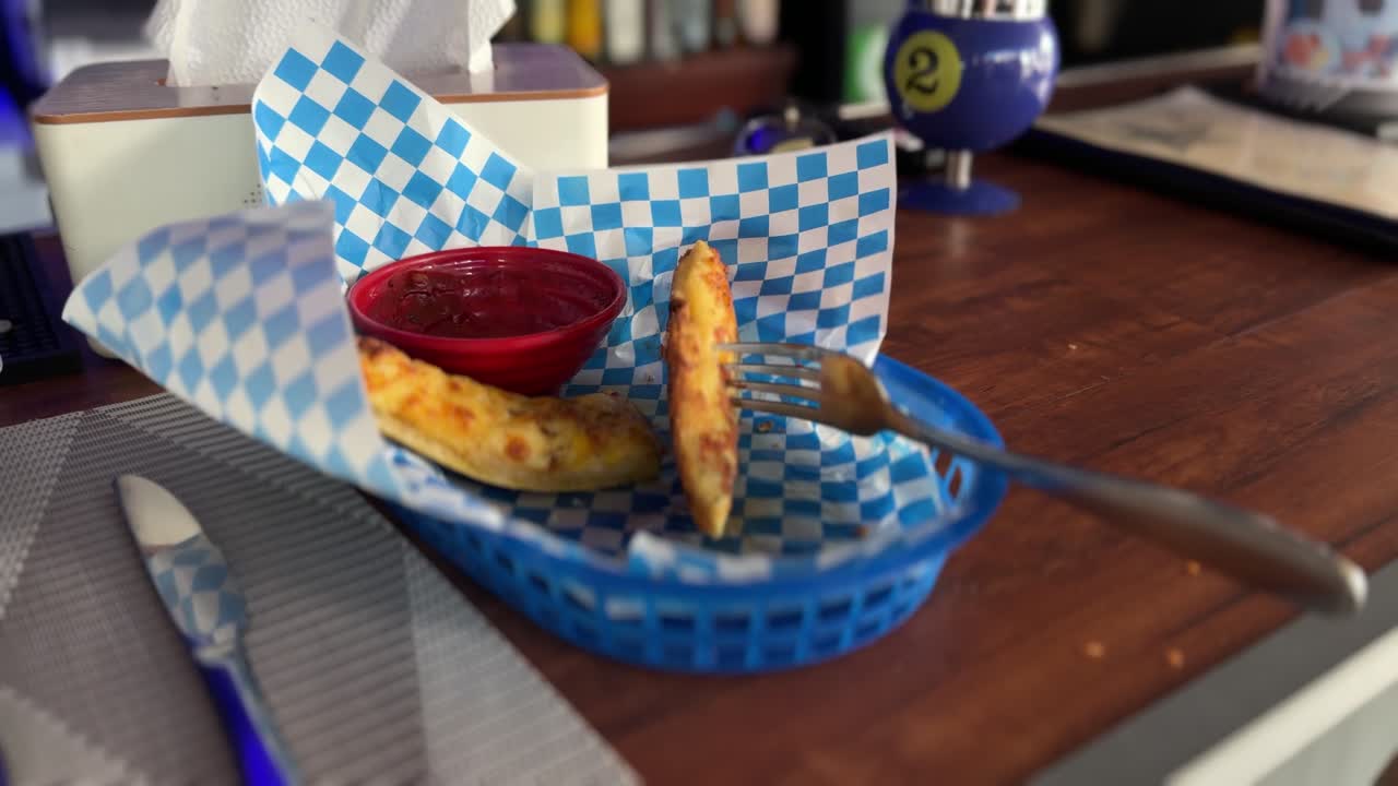 Pasta fritta servita con salsa rossa piccante sul tavolo nelle Filippine