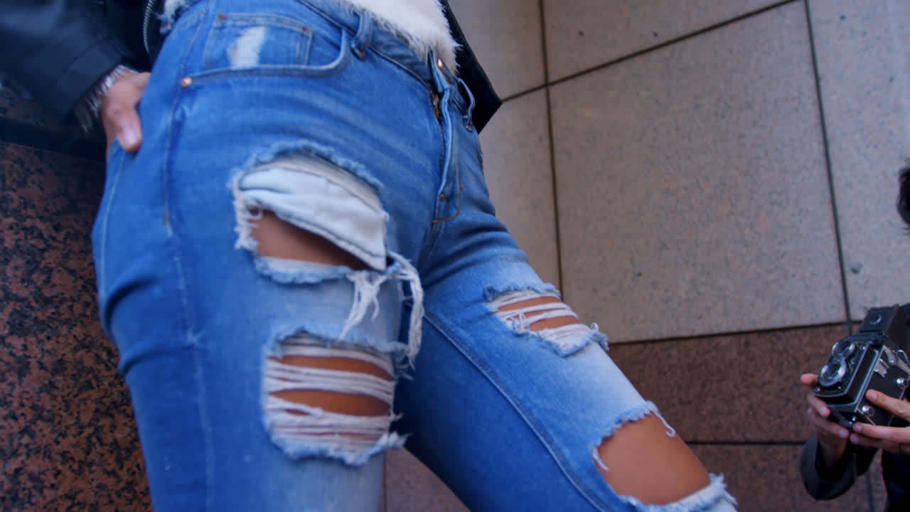 여성 모델이 도시에서 사진 촬영을 위해 포즈를 취하고 있습니다.