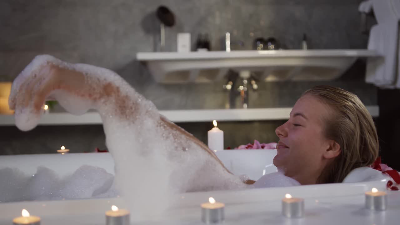 호텔에서 목욕을 하는 백인 여성