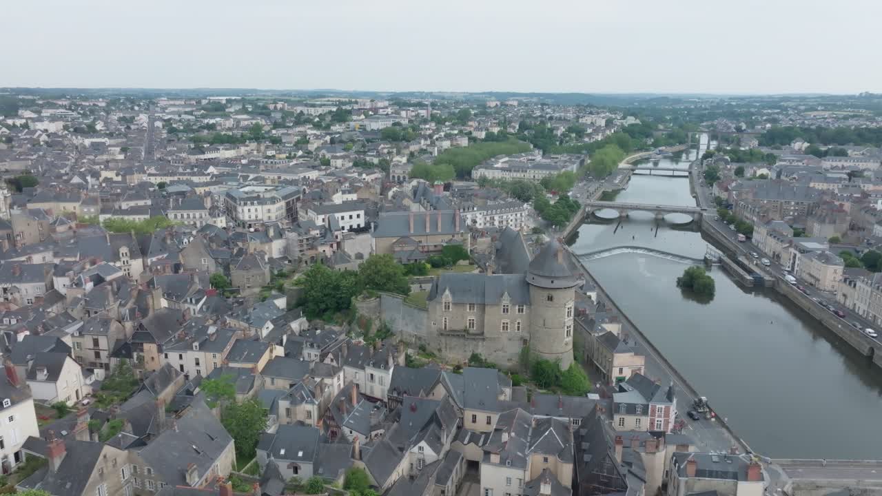 Toma aérea panorámica horizontal con dron del centro de la ciudad de Laval, en Mayenne, Francia. Volando sobre los muelles del río Mayenne. Lugares turísticos de interés.