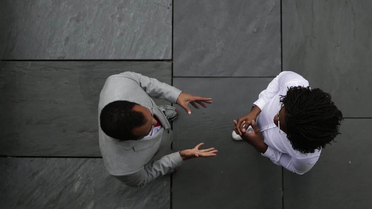 손을 흔들고 이야기 하는 사업가 들 의 위쪽 전망