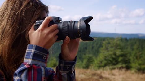 fotógrafo tomando fotos del paisaje