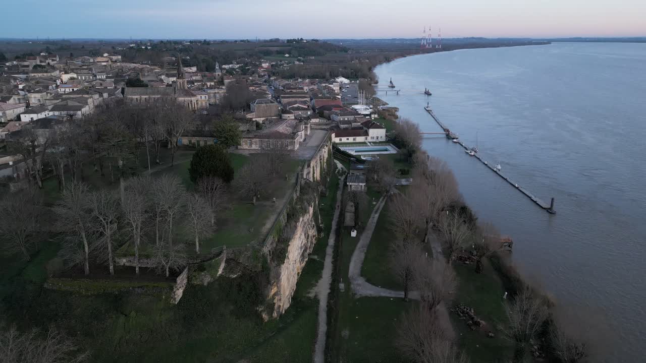 Crepuscolo su Bourg-sur-Gironde storica, Francia - sorvolo aereo