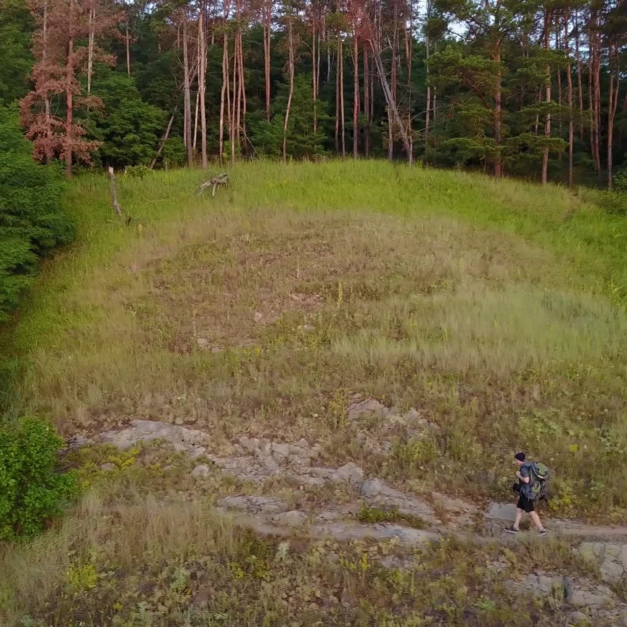 hombre de senderismo en la colina