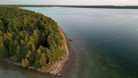 Órbita-Aérea-Alrededor-Del-Lago-Tranquilo-De-La-Península-Boscosa,-Lago-Huron,-Michigan