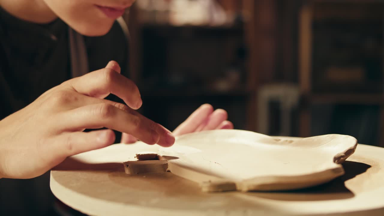 도자기 바 에 점토 를 형성 하는 사람