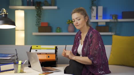 Mujer-Trabajadora-De-Oficina-En-Casa-Segura.