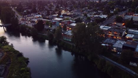 Drone-panning-over-Downtown-Snohomish,-WA-at-Dusk