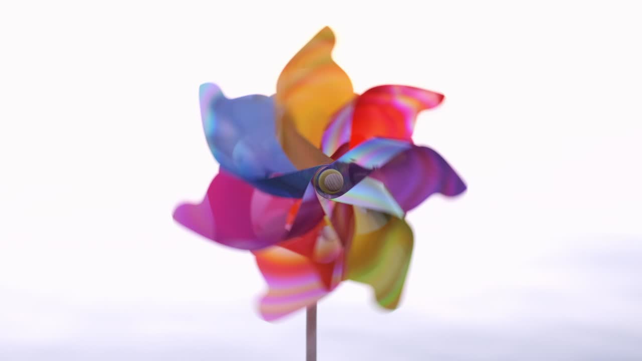 girar rodillo de plástico girar con un viento soplando se encuentra en la arena junto al mar contra la superficie lisa del mar y una puesta de sol rosada brillante molino de juguetes en la playa gran disco del sol espacio de copia