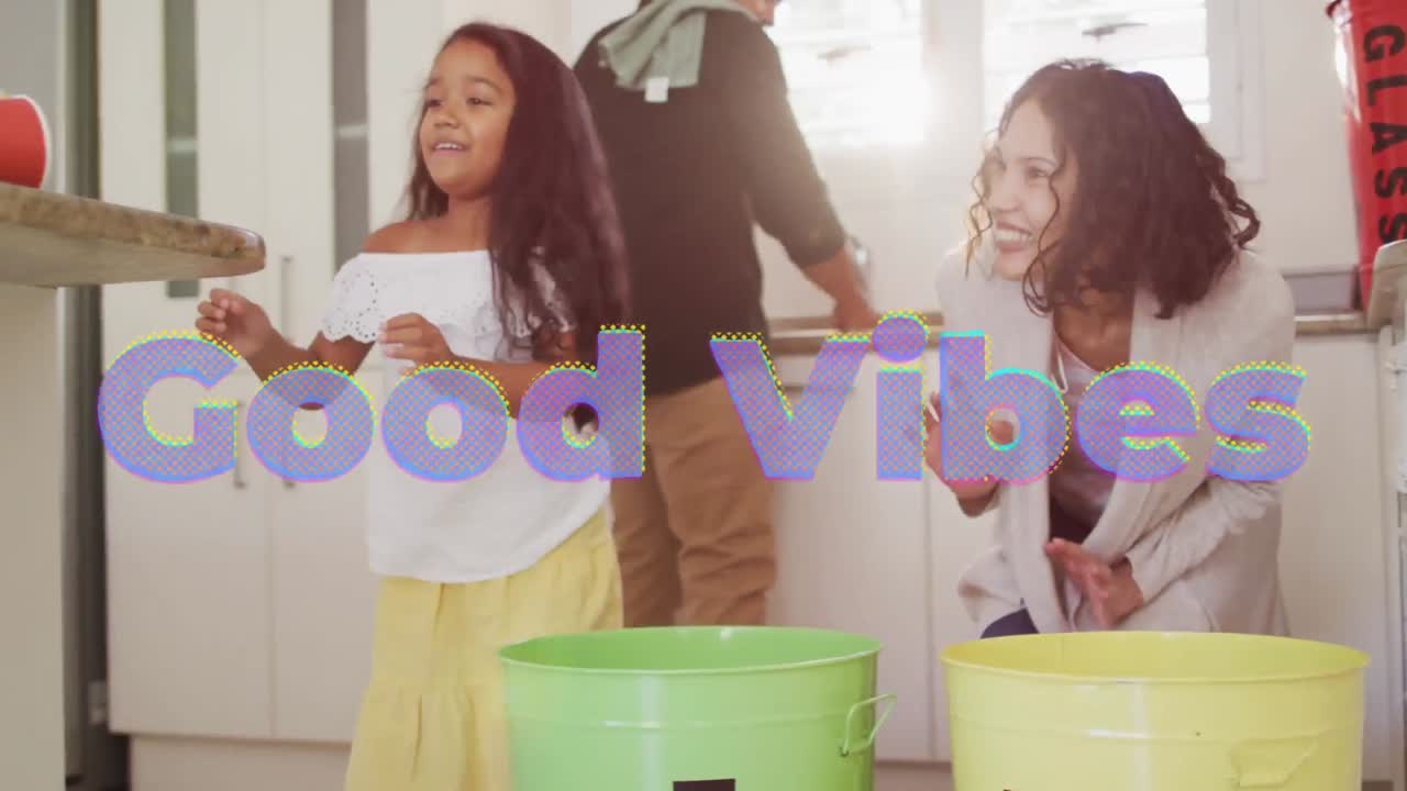 Animazione del testo 'good vibes' in lilla su una madre e figlia birazziali felici che riciclano a casa