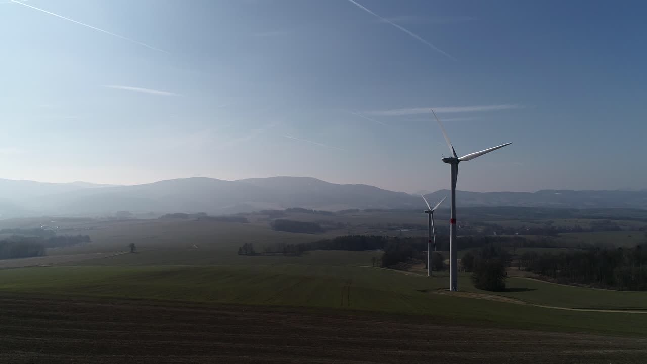 체코 공화국의 아름다운 빛에 있는 풍차 - 공중 슬로모 샷