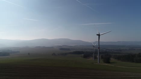 Molinos-De-Viento-Con-Hermosa-Luz-En-La-República-Checa---Toma-Aérea-En-Cámara-Lenta