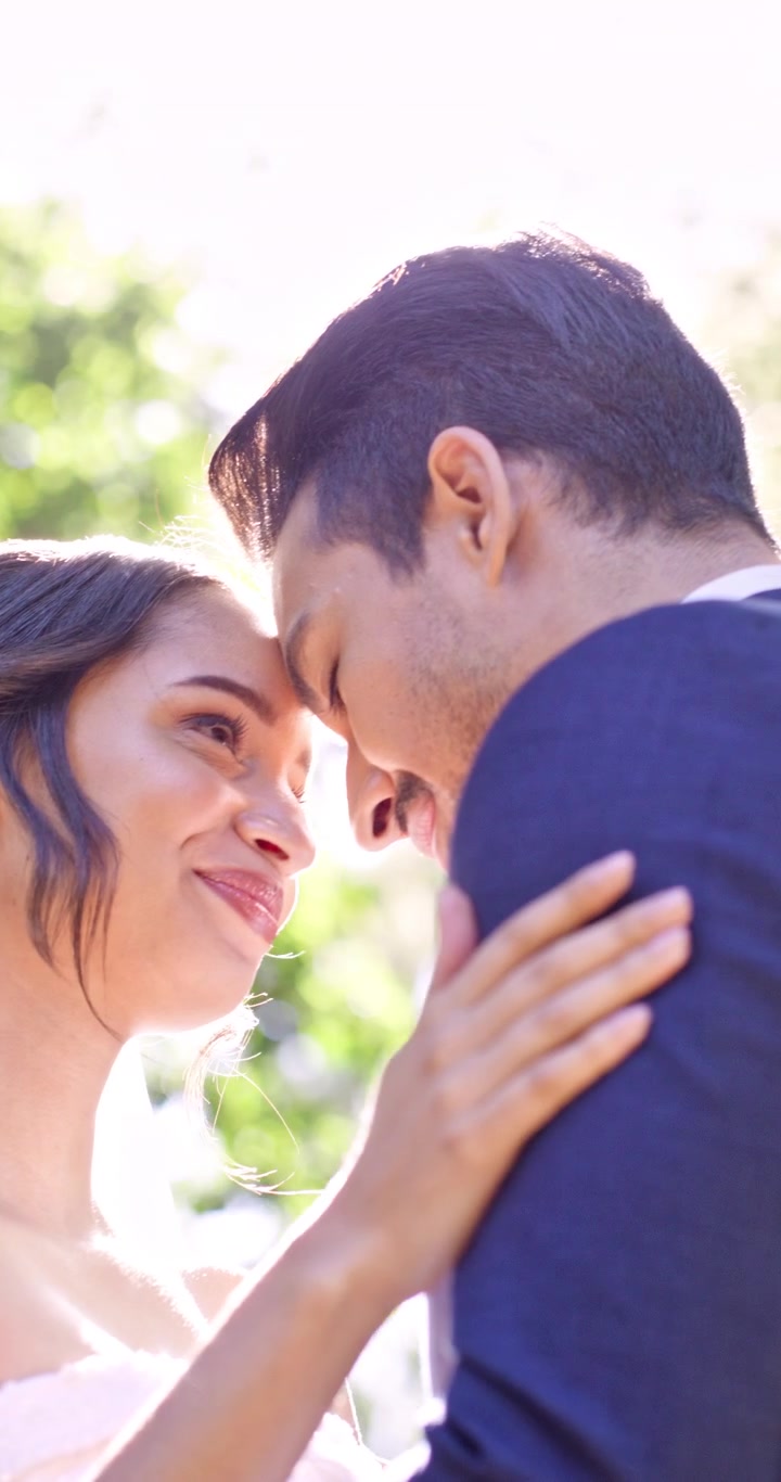 Pareja de recién casados compartiendo un momento íntimo al aire libre