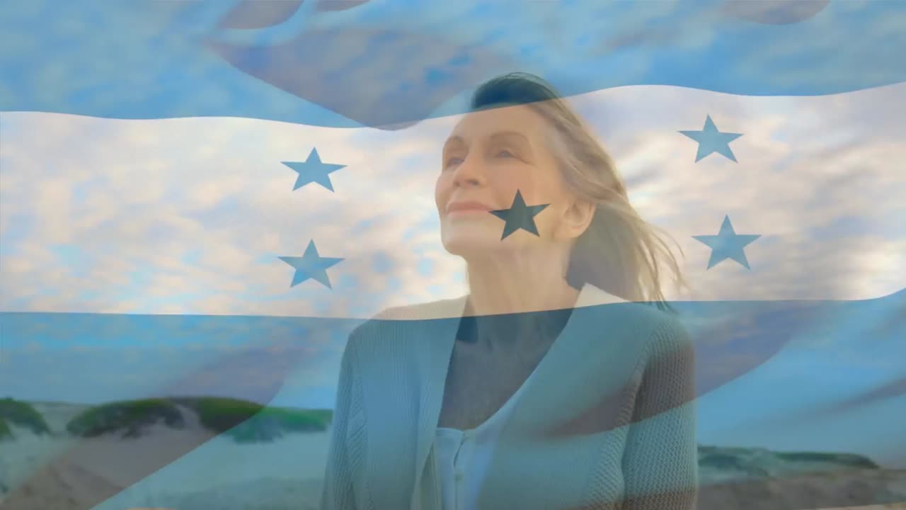animación de la bandera de honduras sobre una mujer caucásica mayor feliz en la playa