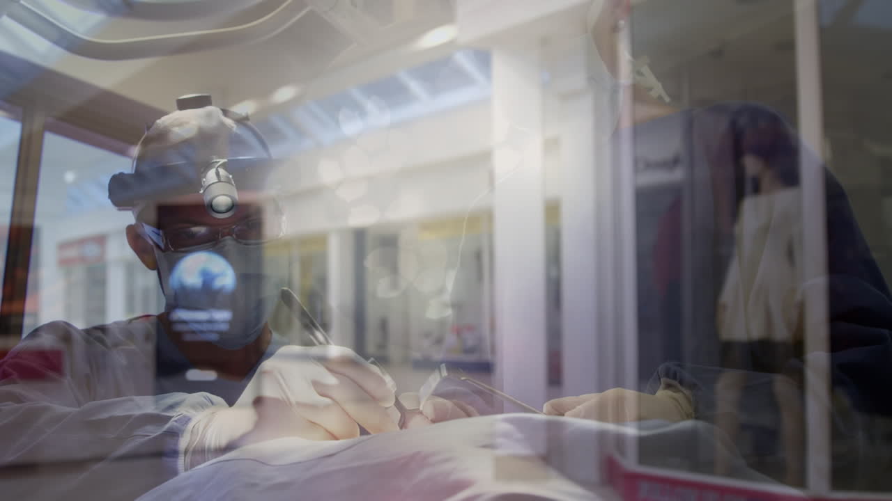 animación de time-lapse con personas caminando sobre cirujano caucásico masculino durante la operación