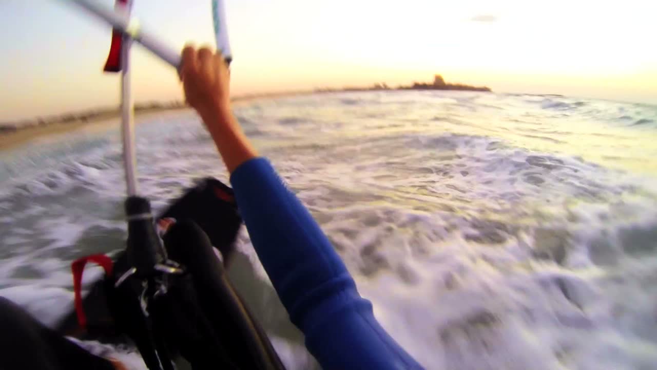 파도를 가로질러 이동하는 윈드서퍼의 유리한 지점에서 pov 샷 1