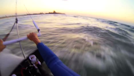 una toma pov desde el punto de vista de un windsurfista moviéndose a través de las olas 1