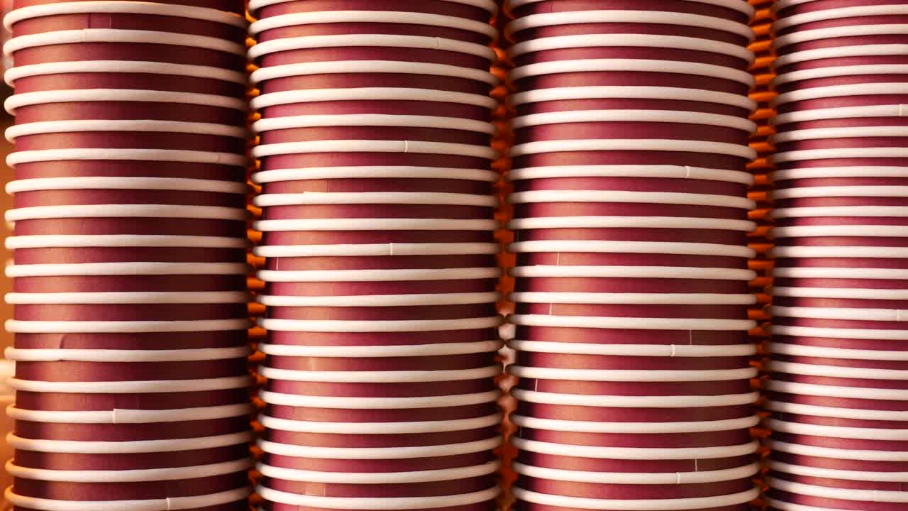 빨간색과 색의 종이 커피 컵 어리