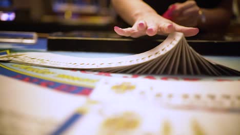 Nahaufnahme-Des-Croupiers,-Der-Im-Casino-Karten-Mischt,-Croupier,-Der-Mit-Karten-Streiche-Spielt,-Casino-Wettleben