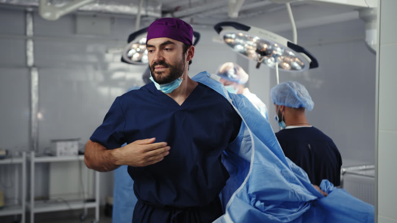 equipo quirúrgico en la sala de operaciones