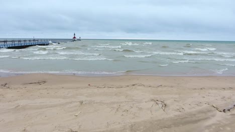 4k-Luftaufnahme-Des-Lake-Michigan-Leuchtturm-Pier-Sanddünen-Wellen-Wasser-Strandüberführung