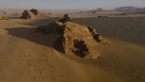 Luz-Del-Día-Sobre-Dunas-De-Arena-Roja-Y-Montañas-De-Arenisca-En-El-Desierto-De-Wadi-Rum-En-Jordania